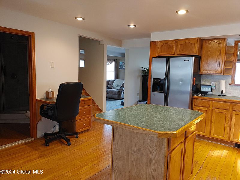 5th image of 10 Highland Street