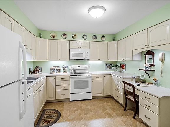 4th image of 1044 Cedargate Dr