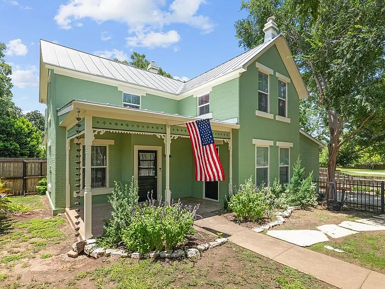 605 W Schubert St — Photo 1