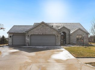 406 S Pumpkin Ridge Ct, Columbia City, IN 46725