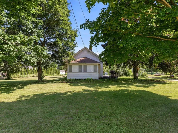 1866 Oakridge Rd, Neenah, WI 54956