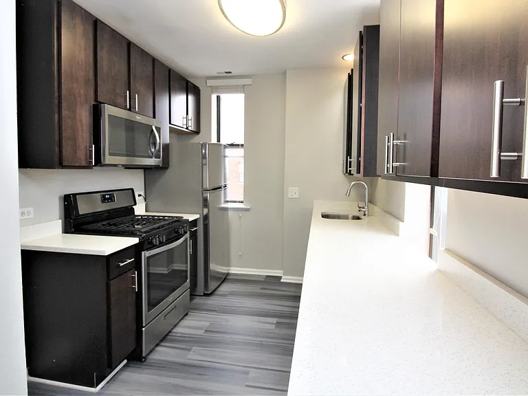 807 W Willow St #2D — Photo 2