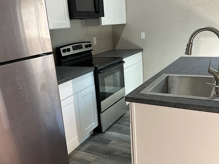 246 B St — Photo 3