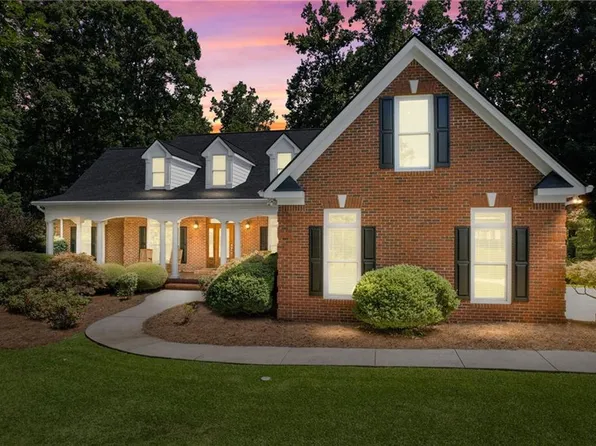 135 Meadow Trl, Social Circle, GA 30025