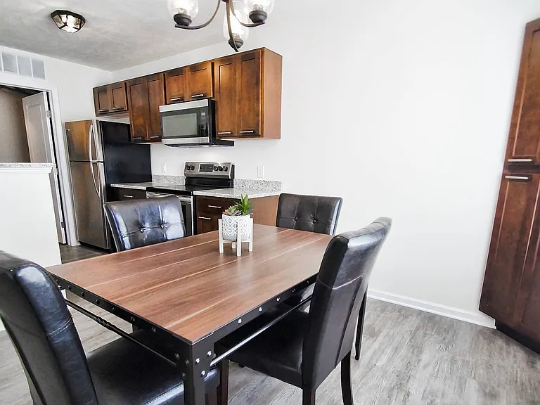 Ashton Place Apartments — Photo 10