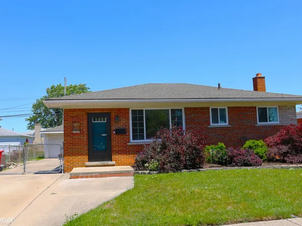 15625 Chestnut St, Roseville, MI 48066