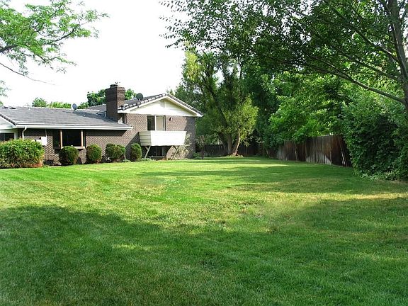 Huge Backyard worthy of ball games or a private retreat!
