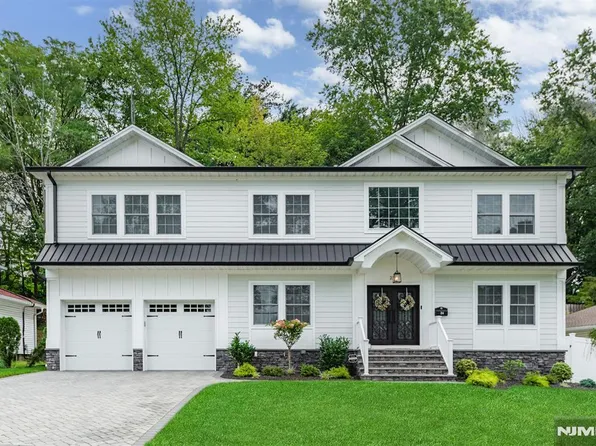 214 Zabriskie Pl, River Edge, NJ 07661