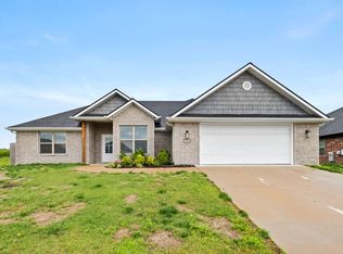 112 White Oak St, Gentry, AR 72734