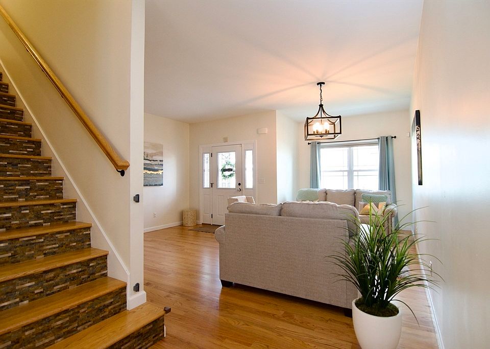 57 Elaine Cir, Springfield, MA 01109 Zillow