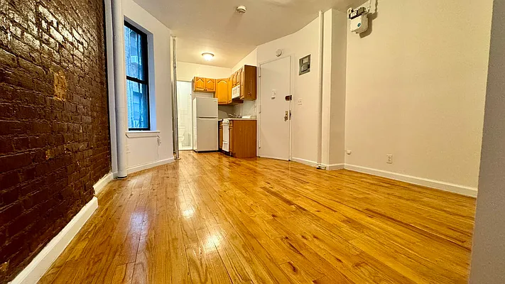 Rented by HOLTON REAL ESTATE INC. | media 9