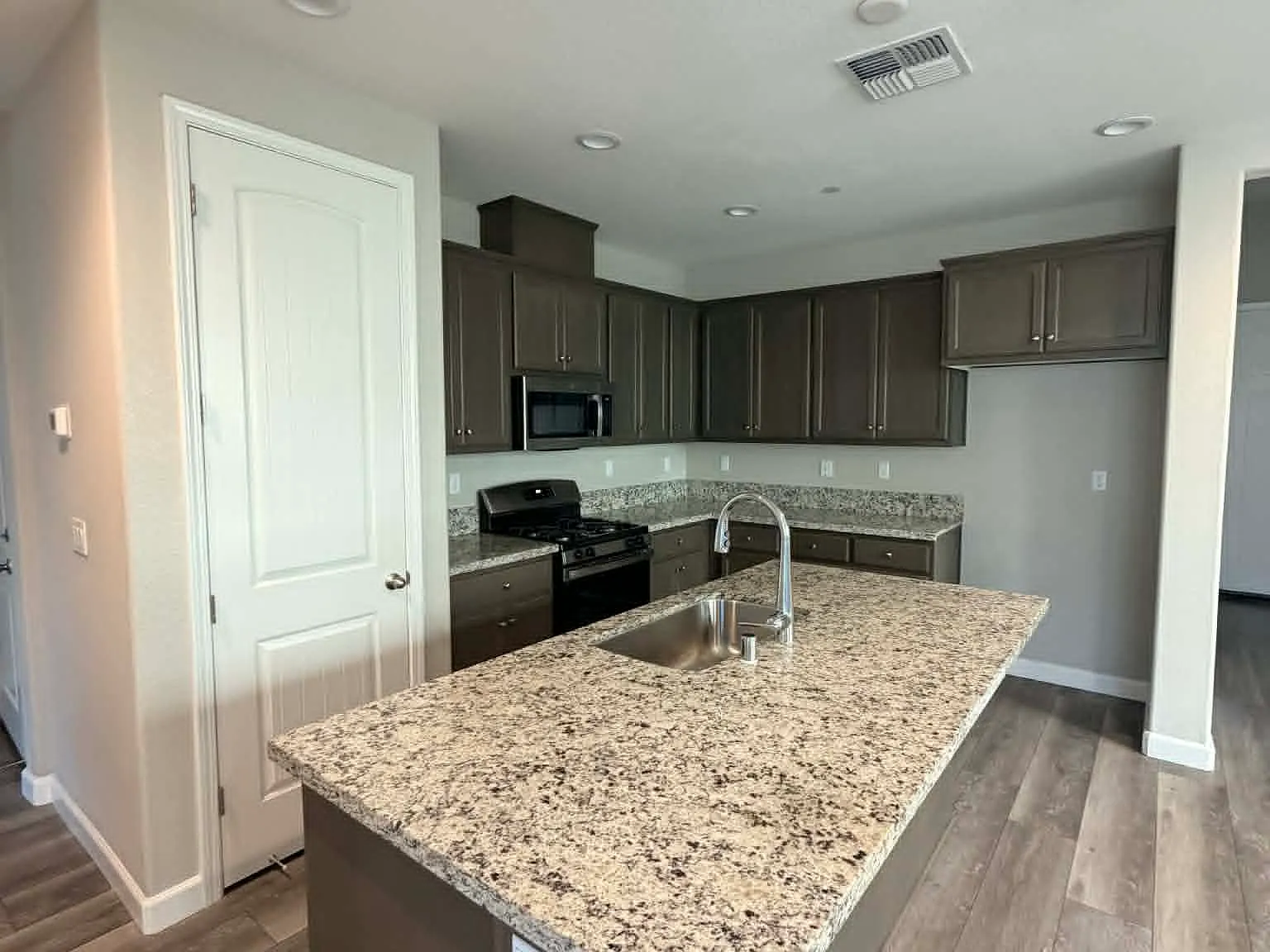3 bed, 1298 sqft, $2,399 — Photo 2