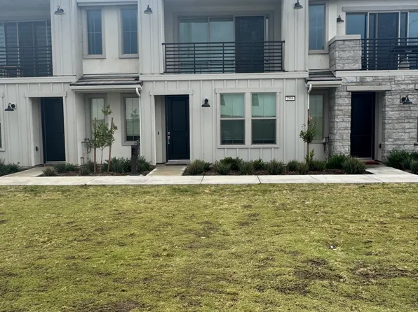 2866 E Teaberry Dr, Fresno, CA 93730