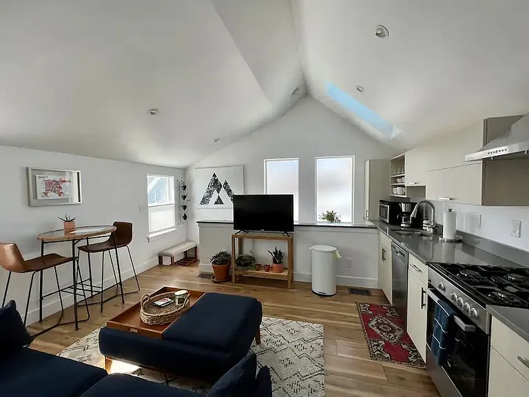 3314 1/2 N Franklin St — Photo 3