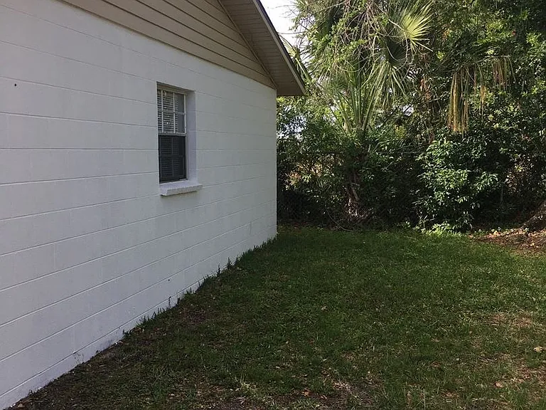 1527 Grace Ave — Photo 3