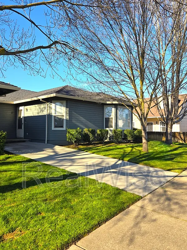 3 bed, 2.0 bath, 1300 sqft, $1,795 — Photo 2