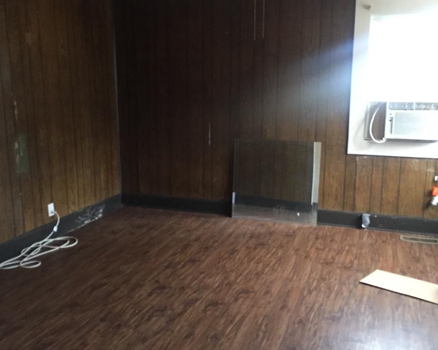 2nd image of 305 E 22nd St