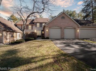 4614 Golf View Dr, Brighton, MI 48116
