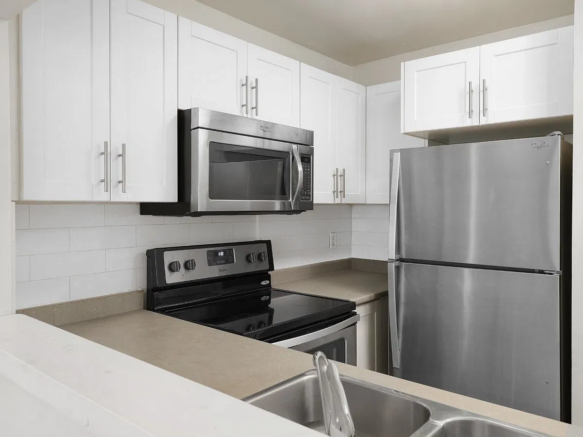 174 Grove St E — Photo 4