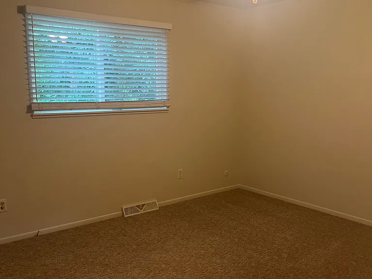 1618 Windsor Ct — Photo 8