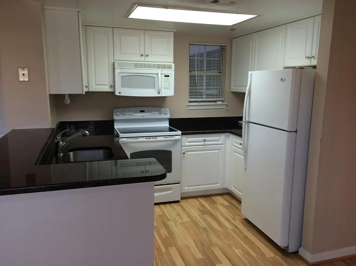 2 bed, 900 sqft, $2,200 — Photo 4