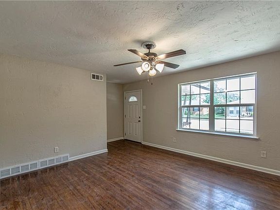 5th image of 2606 Maple Dr