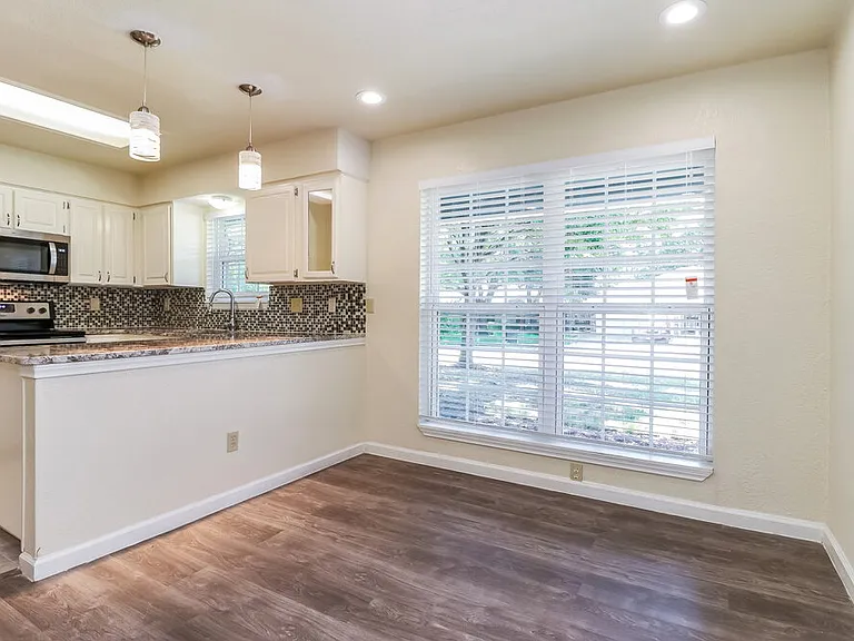 1124 W Hills Ter — Photo 4