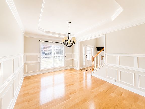 4th image of 10 Lynell Pl