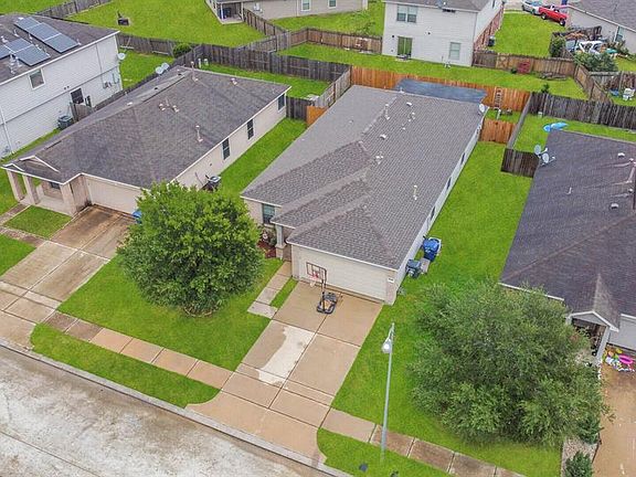 3rd image of 2726 Roaring Oaks Ln