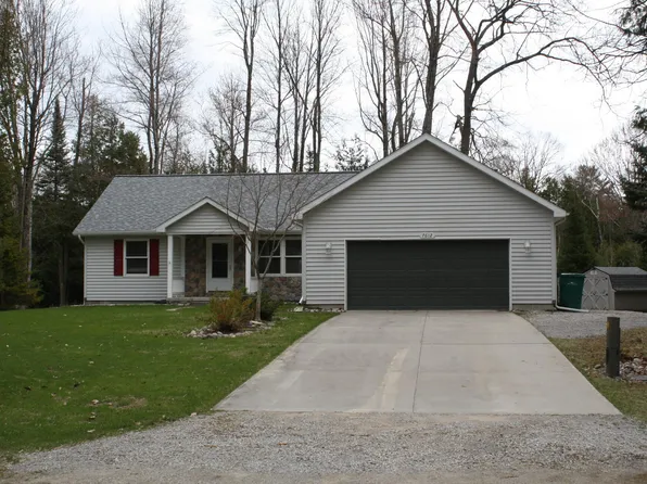 7612 Huntington Dr, Oscoda, MI 48750