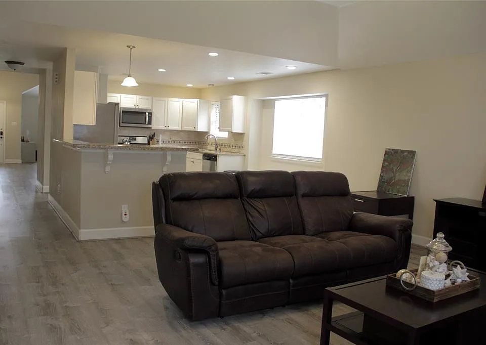 1803 Edinburg Ave