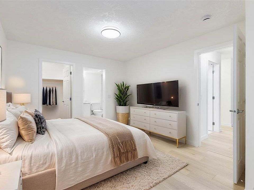 1st image of 689 Bay St #103