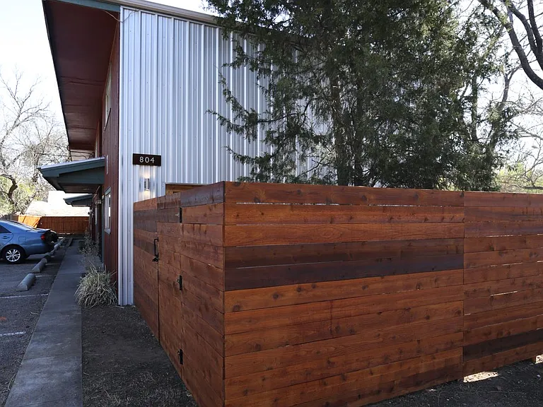 804 N Locust St — Photo 28