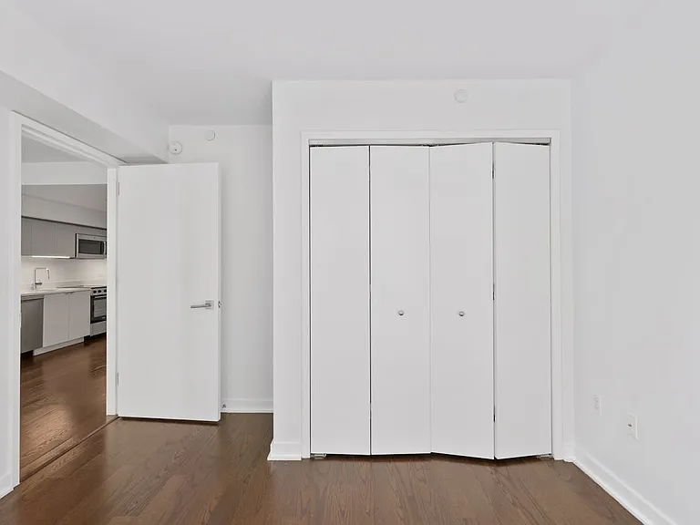 400 W 113th St #215 — Photo 13