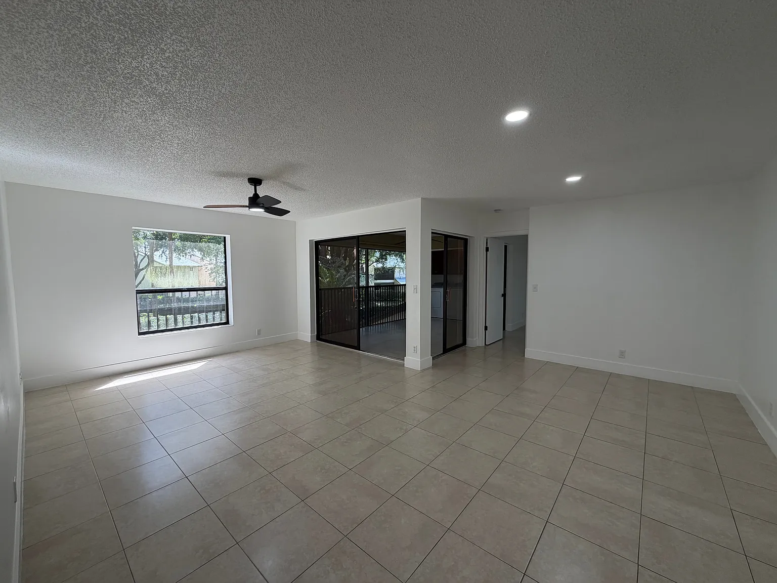 2 bed, 982 sqft, $2,400 — Photo 1