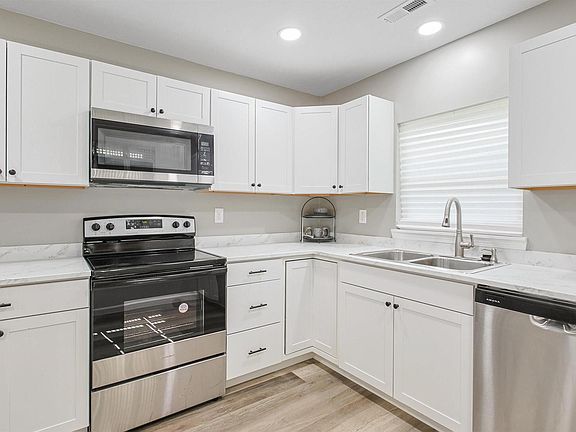 4th image of 302 S Gray Dr