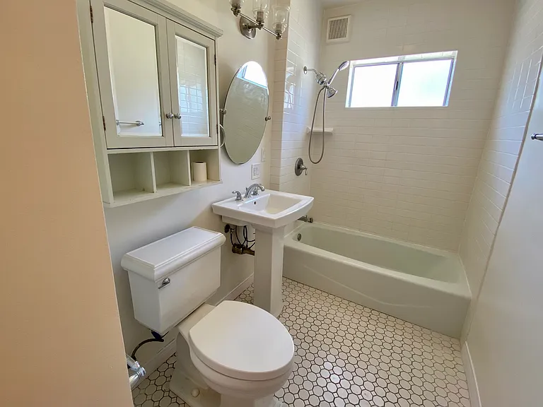 1051 N Wilson Ave — Photo 10