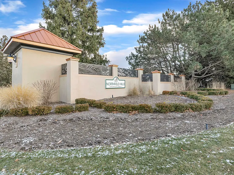 1592 Brentwood Dr — Photo 4