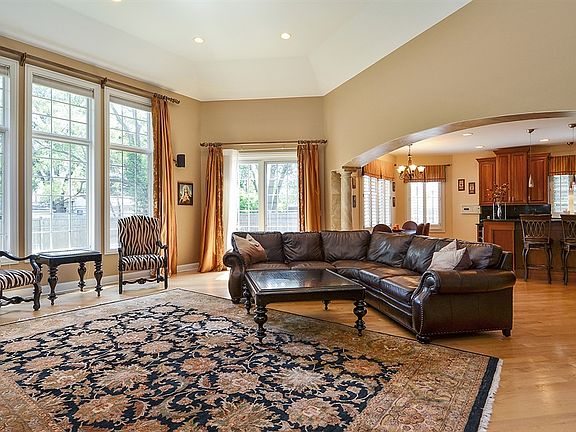 4th image of 3217 Crestwood Ln