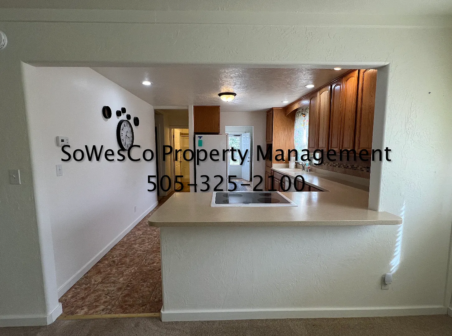 Beautiful home with Large 2 Car Garage on Corner Lot and Yard — Photo 4