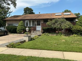 55 Surrey Lane, Plainview, NY 11803