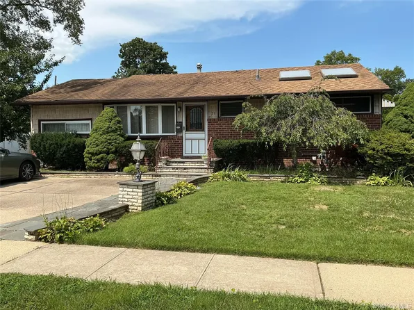 55 Surrey Lane, Plainview, NY 11803
