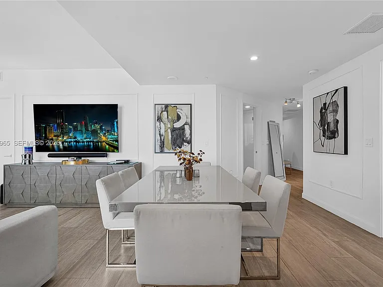 45 SW 9th St #2901 — Photo 8