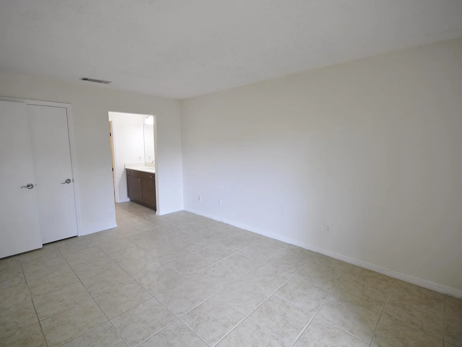 939 Robinhood Ct — Photo 3