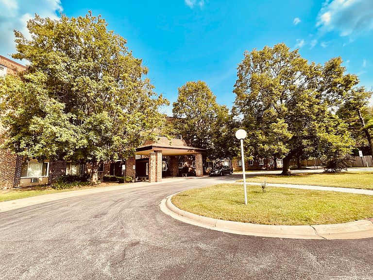 Moon Lake Village Four Story Condominiums Hoffman Estates, IL Zillow