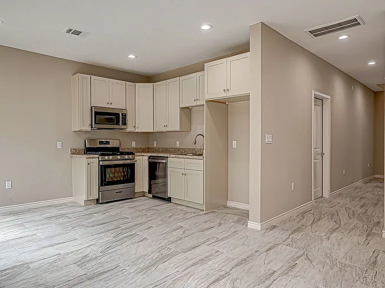 5530 Hirondel St #B — Photo 11