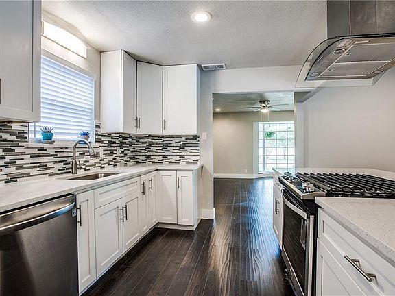 5th image of 704 S Waterview Dr