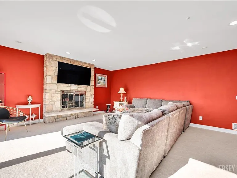 950 Sunset Rdg — Photo 18