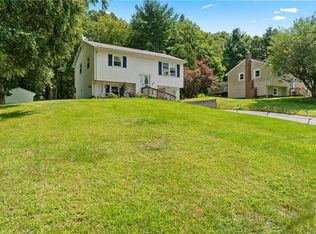 44 Tanglewood Ln, Voluntown, CT 06384