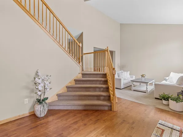 1517 Covington Ln, Eagan, MN 55122
